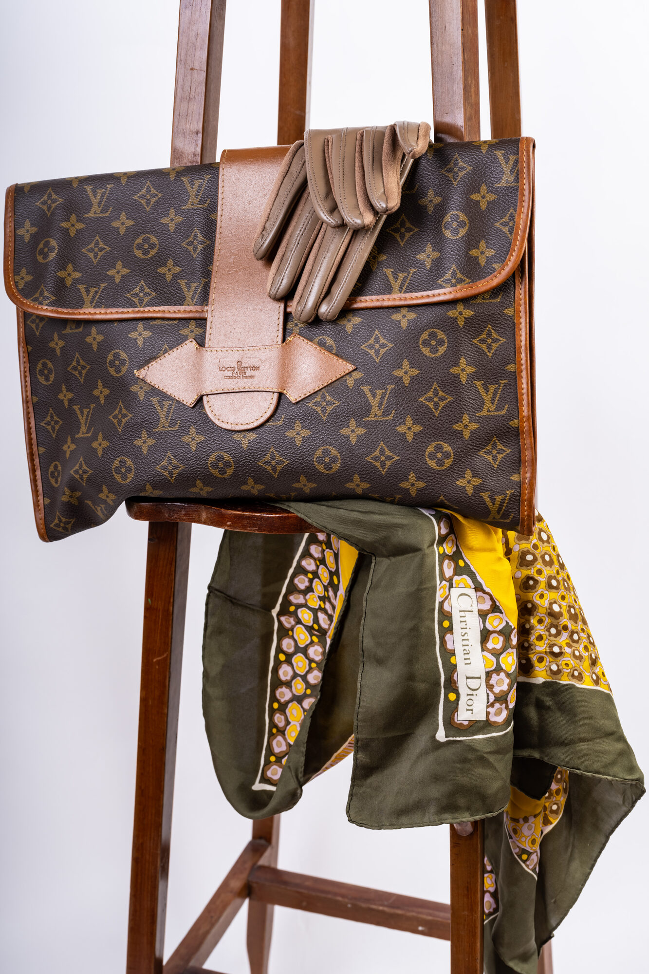 Borsa Louis Vuitton monogram con guanti di pelle e foulard Christian Dior