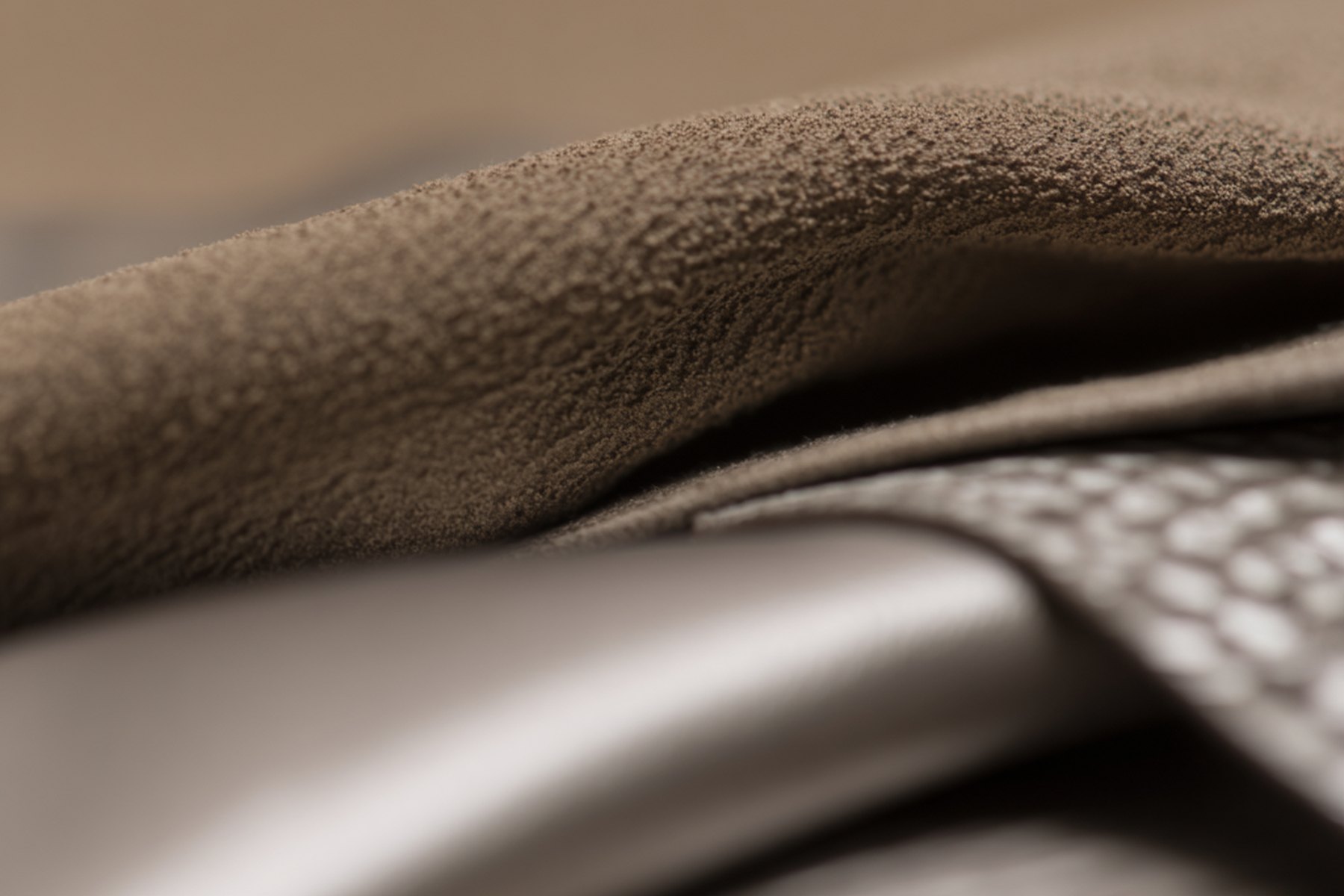 Pelle liscia e scamosciato taupe, dettaglio a macro
